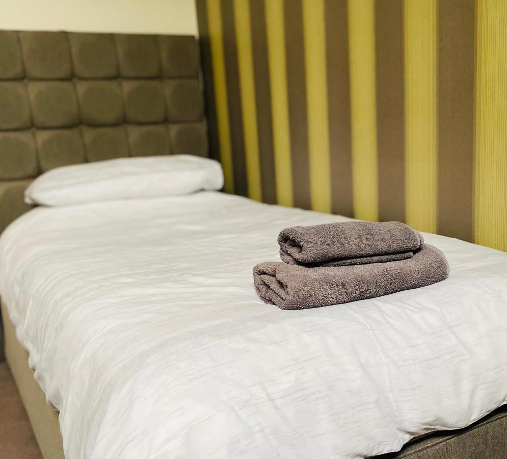 The Stag Hotel Northwood  ภายนอก รูปภาพ