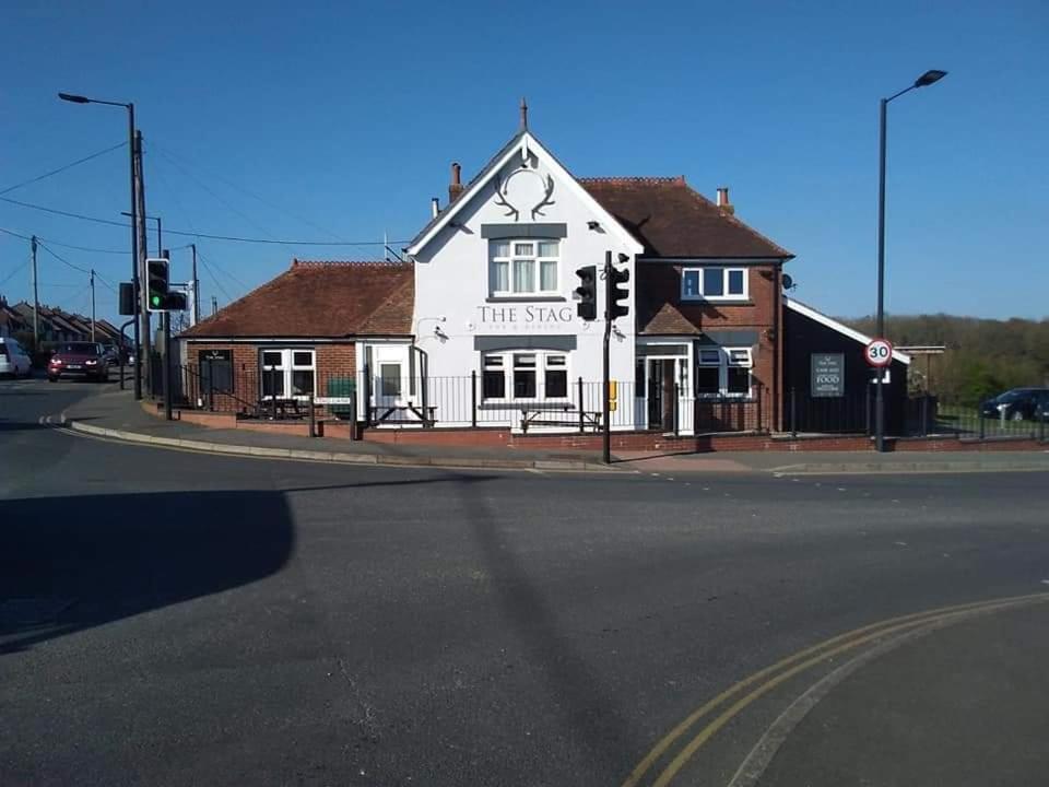 The Stag Hotel Northwood  ภายนอก รูปภาพ